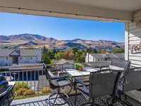Cozy Chelan Condo, Lake & Mountain Views 쉐란 호텔