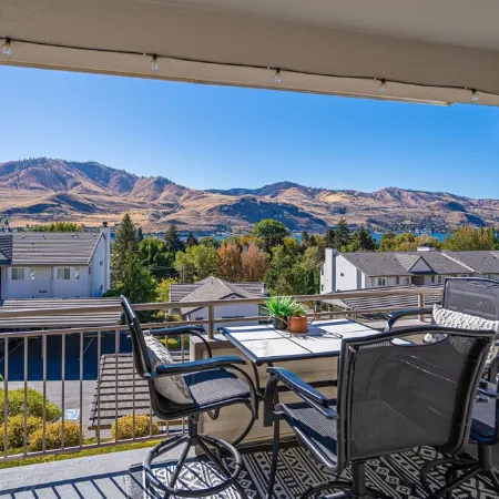 Cozy Chelan Condo, Lake & Mountain Views