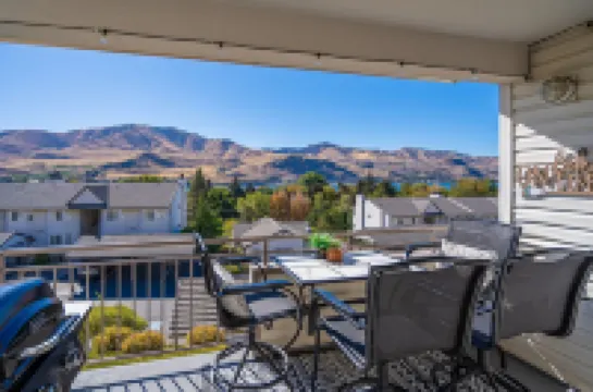 Cozy Chelan Condo, Lake & Mountain Views