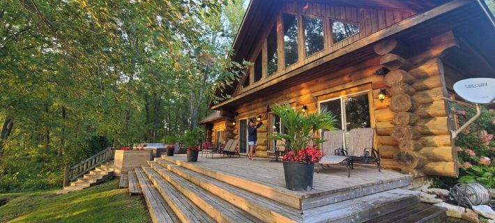 Beautiful Chalet on the Lake! Hotels in Lanark County