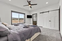 4 bed, 3 Bath, Hot tub, Convenient location, Wi-fi