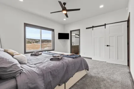 4 bed, 3 Bath, Hot tub, Convenient location, Wi-fi