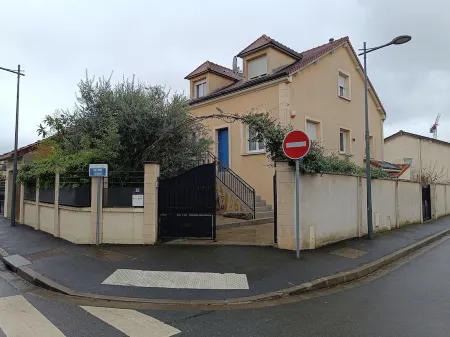 Maison de Ville Avec Grand Jardin Отели в г. Шеневьер-Сюр-Марн