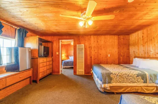 Green Acre Motel by OYO Near Rush County Airport โรงแรมใน