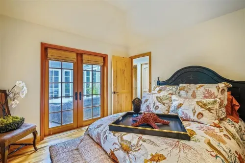 La Vita Dolce – Romantic Carmel-by-The-Sea Cottage Near Beach & Ocean Ave