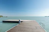 Luxury Lakefront Hideaway – Nature at Your DoorstepBLUE4 Apartment-Balatonfűzfő Hotels in Balatonfuzfo