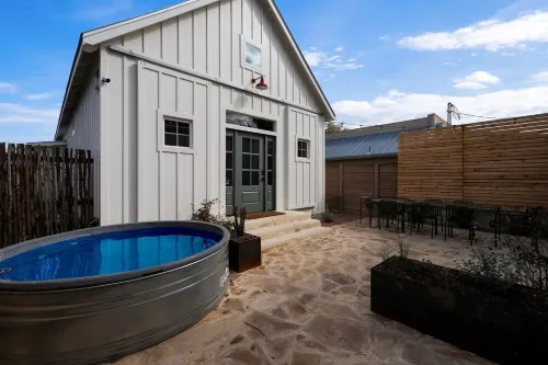 Bunkhouse on High - retreat into your private sanctuary located on High Street