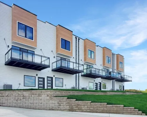 Prime Location! Beautiful and spacious 3-bedroom townhome in the heart of Boji! Hotels in Arnolds Park