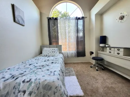 Charming house in lovely Palmdale near Marie Kerr Park, schools, AV Mall