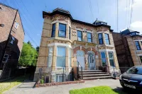 Charming top-floor 2-bedroom apartment in Whalley Range Hotels in 