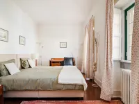 Charm Villa in Parede, few meters from the Beach. Beautiful garden with Jacuzzi Hotel a Parede