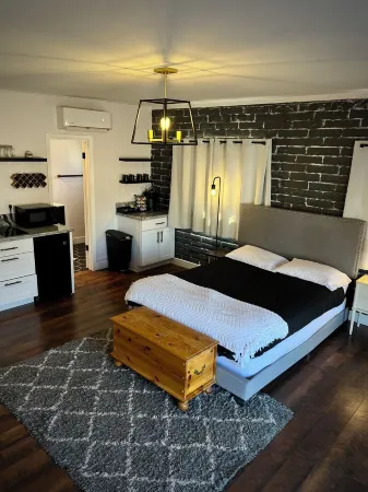 Cozy cottage studio in adorable Lake Montezuma with WiFi, AC, indoor fireplace