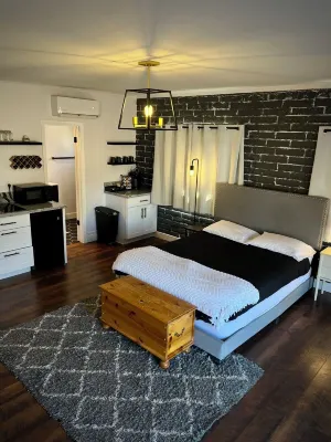 Cozy cottage studio in adorable Lake Montezuma with WiFi, AC, indoor fireplace