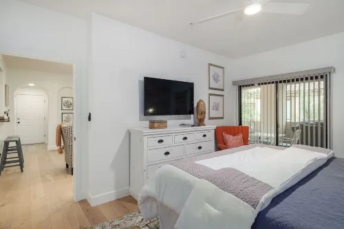 Beautiful Condo! Great location, 5 miles from UofA