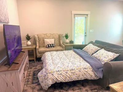 Charming 3-bedroom townhome with WiFi and AC near I-10 Отели рядом с достопримечательностью «Ministry Village Early Learning Center»