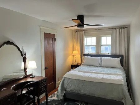 Newly renovated three bedroom home in Oneonta. Отели в г. Онеонта