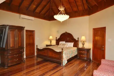 Spacious 7-bedroom villa with WiFi and AC in charming Hanover. Hotel a 