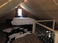 Off Grid Cabin In The Woods. 해밀턴 대학 주변 호텔