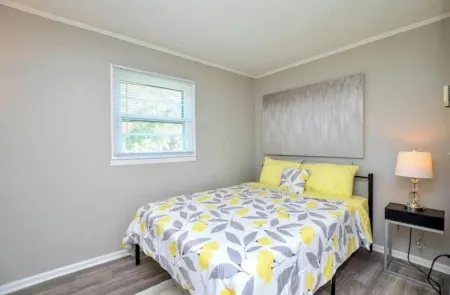 Cozy 1-bedroom condo in Burlington, pet friendly