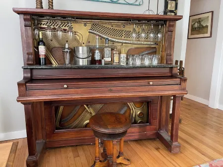 Charming 1950s 3-bedroom house with hot tub and close to amenities in Kerrville!