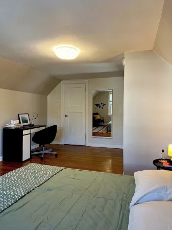 Cozy Attic Apartment with a View Отели рядом с достопримечательностью «Антермайер Гарденс Консерванси»