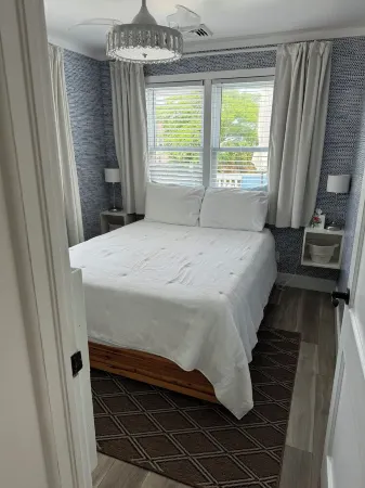 Charming Bayfront Cottage!! Peaceful Escape with Stunning Sunsets.