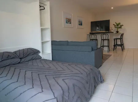 Charming 2 Apartments in delightful Islington with AC, Balcony & Wifi. Отели в г. Айлингтон