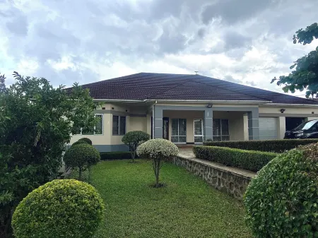 Spacious and staffed 4-bedroom house with WiFi and AC in Blantyre