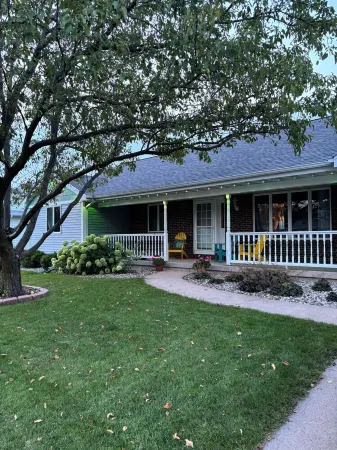 3-bedroom house located just 25 minutes south of Lambeau Field for NFL Draft Отели в г. Calumet County