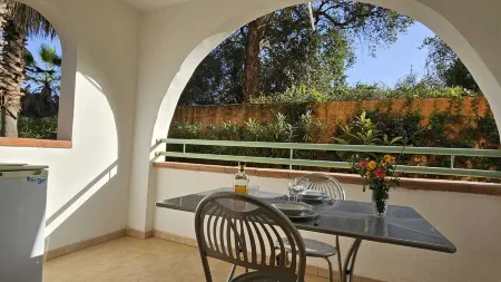 SEASIDE APARTMENT WITH POOL Отели в г. Лингуиццетта