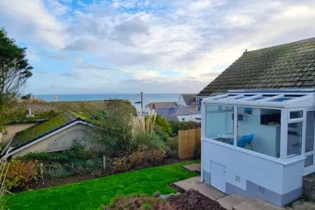 Spacious home with sea view, parking (EV garden