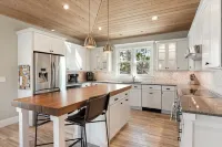 SunSalt Cottage~5 min to Beach, Shops & Restaurants~PrivatePool