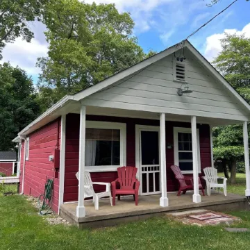 The Little Red Cottage - A cozy home steps away from private beach & wine trail.