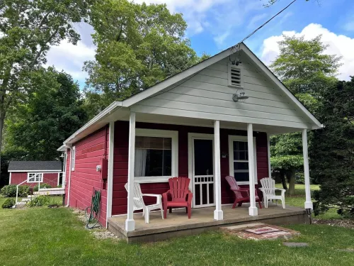 The Little Red Cottage - A cozy home steps away from private beach & wine trail.