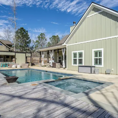 Tranquil Getaway Minutes from Auburn including Pool & backyard Waterfall Oasis