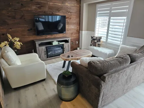 Modern Home by Georgian Bay w/ hot tub. Pet friendly!! Hotels in Midland