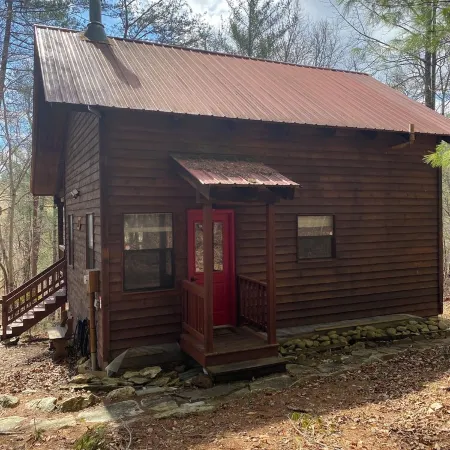 Cozy 2-bedroom cabin in awesome Blairsville with ac and wifi.