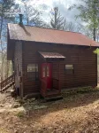 Cozy 2-bedroom cabin in awesome Blairsville with ac and wifi.