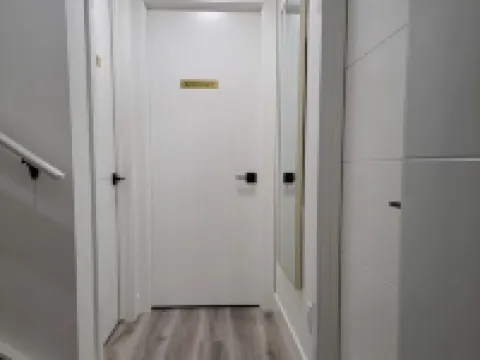 Brand New 1 Bedroom Suite with Private Entrance-10 mins to Airport-self check-in Hotels in Leduc County