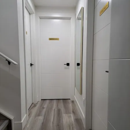 Brand New 1 Bedroom Suite with Private Entrance-10 mins to Airport-self check-in