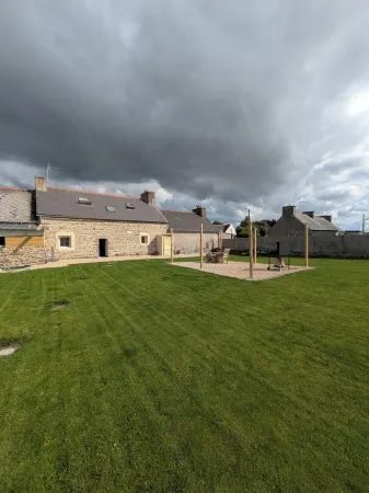 Country house near Paimpol. 8 minutes from Bréhec beach. Отели в г. Плуэзек