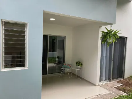 Modern, spacious y and private garden,