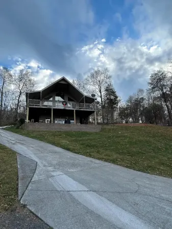 Lakehouse with Lake and Mountain views by Norris Lake TennesseeAndersonville Отели рядом с достопримечательностью «ТУРА Клинч Ривер Аксесс»