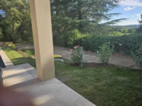 3-bedroom riverside villa with pool and view of mont ventoux 烏韋茲河畔莫朗酒店