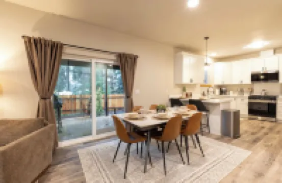 Spring Special!5 mi to Park-EV2-Private Hot Tub-King Bed-Well Equipped Kitchen