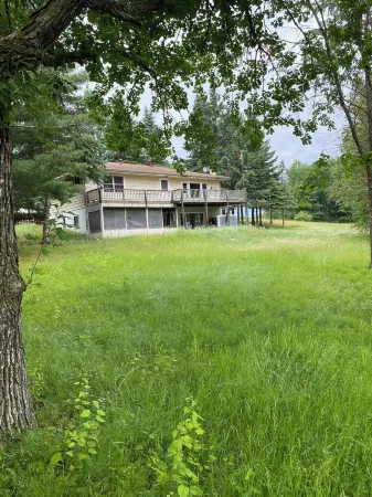 3-bedroom house in welcoming Walker with AC, WiFi, dock, kinda private.