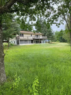 3-bedroom house in welcoming Walker with AC, WiFi, dock, kinda private. 슁고비 타운십 호텔