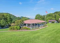 Welcome to Raven's Nest! Great Views and Easy Access in All Weather. Hotel a Maggie Valley