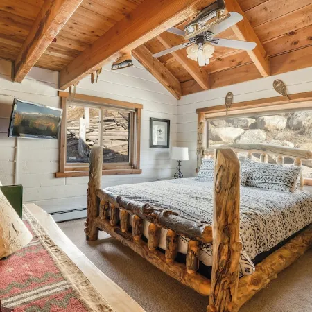 Cabin in the Woods! Pet Friendly, Private Outdoor Hot Tub, Gas Grill, Secluded