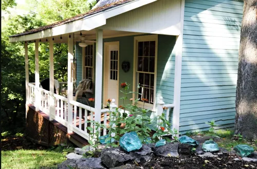 Secluded Romantic Dollhouse BnB in Downtown Historic District